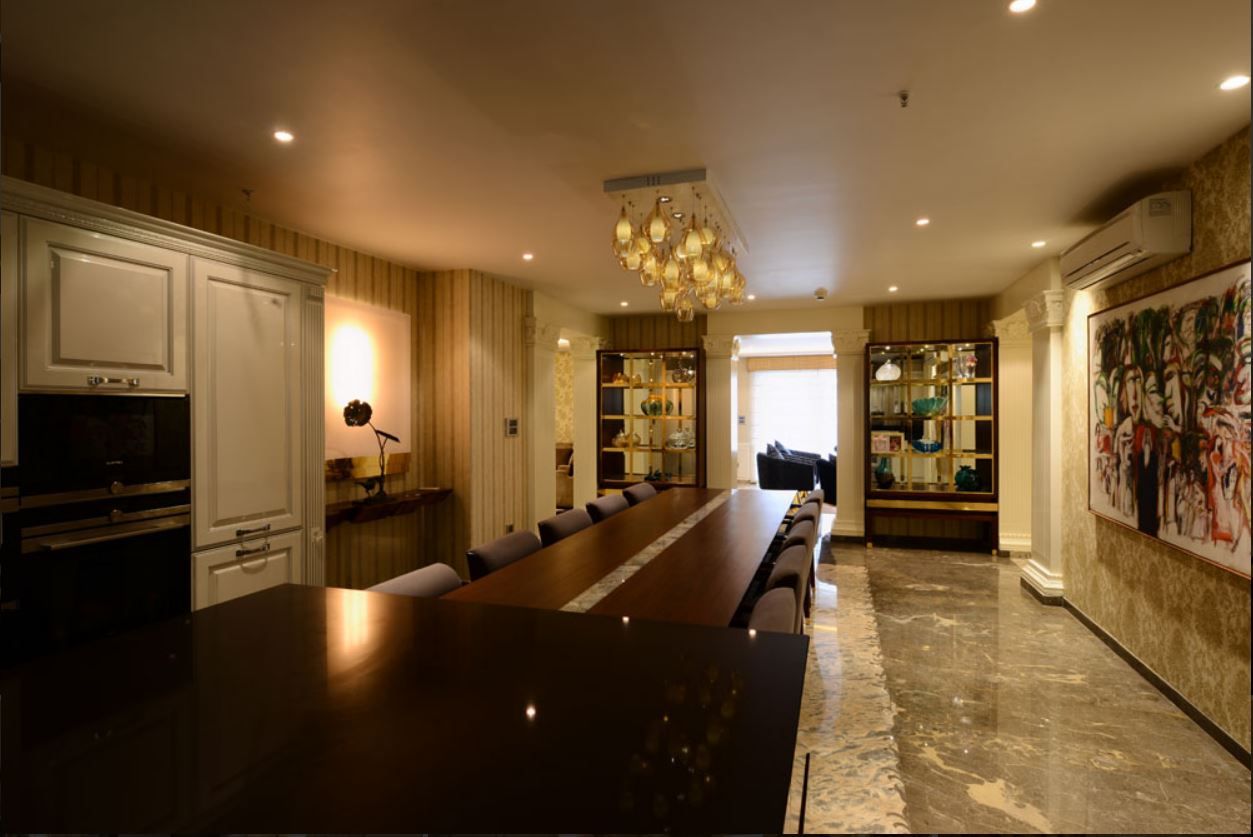 Family dining with vitrines and curated objet d'art